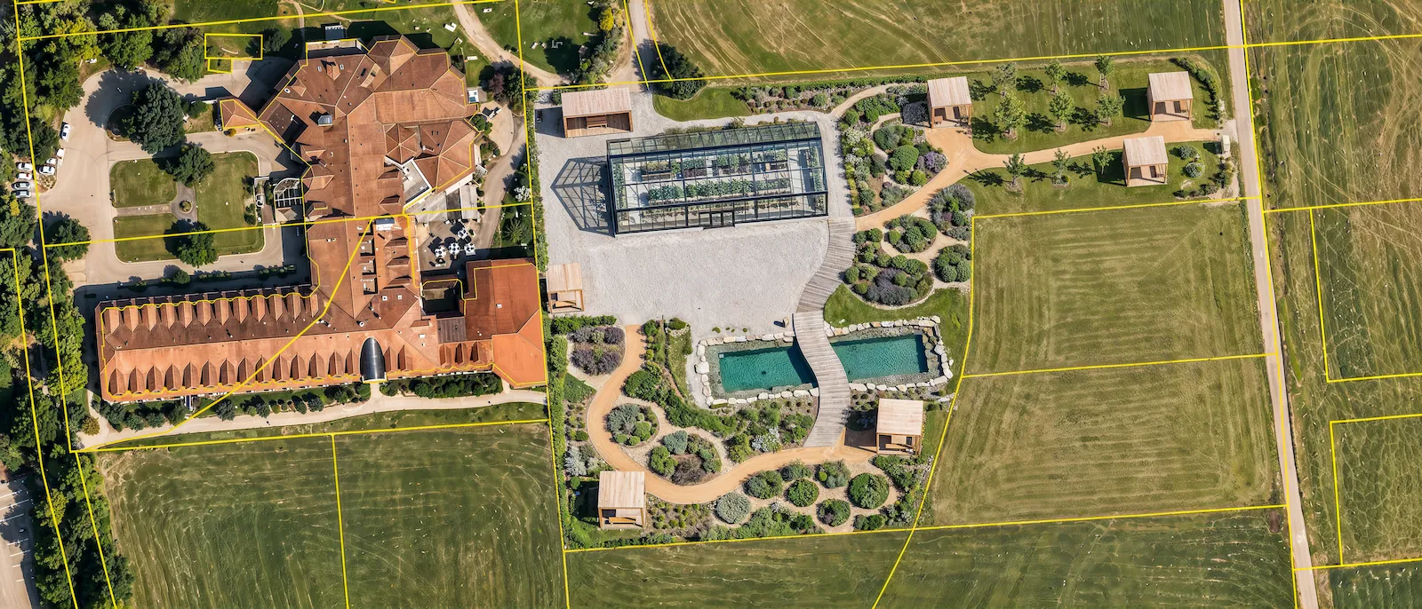 Vision des Kneipp Zukunftsgartens mit Kräuterbeeten, Wegen und Glashaus